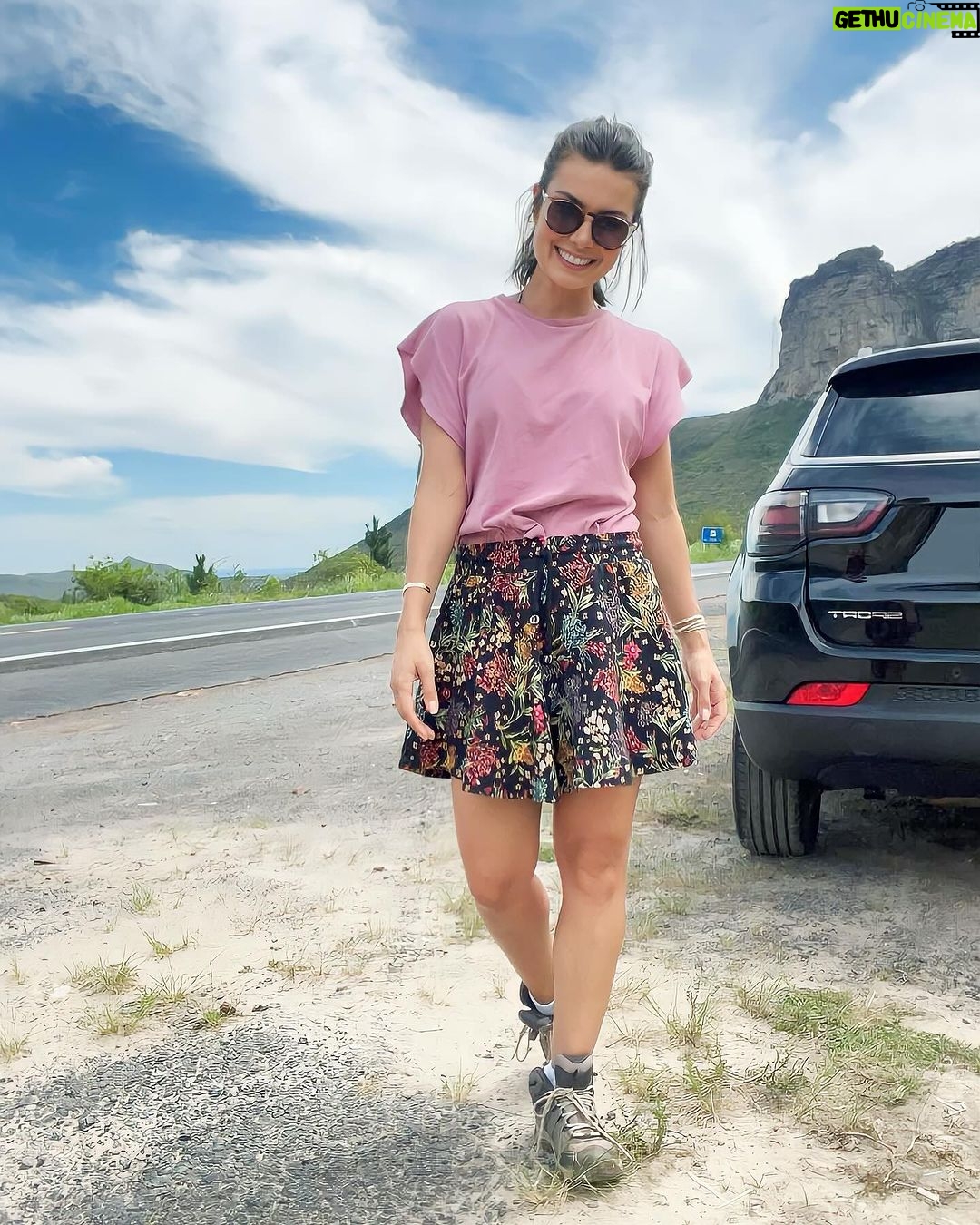 Nathalia Arcuri Instagram - Chapada Diamantina, aí vou eu! Depois daquele perrengue com o carro que acabou com meus planos em janeiro, finalmente estou aqui e pronta para explorar todas as maravilhas desse lugar. Sabe por que tem esse nome? Por causa da corrida por diamantes lá no século XIX. “Chapada” quer dizer “meseta”, tipo um planalto, e “Diamantina” é por conta dos diamantes. Já tô ansiosa pelas paisagens de tirar o folêgo. Quem mais vai curtir essas aventuras junto comigo? Comenta aí com um 💜