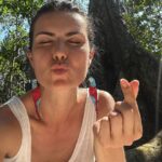 Nathalia Arcuri Instagram - O que é riqueza pra você? a)Dinheiro em abundância; b)Tempo de qualidade com quem realmente importa; c)Ter saúde e viver a vida minimamente bem. Independentemente do que você escolher como princípio da SUA riqueza, tá valendo! Pra mim, HOJE, a riqueza tá muito ligada com VIVER a vida: é compartilhar o OFF com pessoas incríveis; é ficar um dia todo sem telas só ouvindo o barulho da natureza, é fazer uma viagem que eu sempre sonhei; é ver o impacto positivo que cada conteúdo e cada dica pode gerar na vida de alguém. É isso que faz o meu coração vibrar. A riqueza pode estar atrelada a bens materiais, a conquistar determinadas metas, mas lembre-se sempre que o dinheiro é uma FERRAMENTA que usamos para CONSTRUIR nossos sonhos, mas não é o nosso sonho! Pelo menos, é o que eu acredito e sempre falo por aqui. A riqueza pra mim, mora naquilo que você conquista, e não no dinheiro em si. E, pra chegar a conquistar qualquer tipo de riqueza, antes você precisa investir na sua riqueza infinita: a EDUCAÇÃO e o APRENDIZADO. Pensa comigo: quanto tempo você tem dedicado a esse aspecto da sua vida? Você tem lido livros, consumido conteúdo de qualidade que te faça crescer? “Mas, Nath, e minha Netflix, onde fica nessa história? Chego em casa do trabalho e só quero relaxar” E quem disse que a educação precisa ser algo “chato”? Troque a Netflix por uns 2 vídeos diários de Nathflix e se divirta comigo passando vergonha pra te proporcionar ensinamentos que nenhum dinheiro compra. Pensando bem aqui, até seria interessante um streaming da Me Poupe!, ein? Bem, mas ENQUANTO não temos uma Nathflix oficial, dá pra maratonar o conteúdo do canal da @mepoupenaweb nas horas vagas pra enriquecer sua cachola, criatura. Já compartilha com quem precisa de riqueza abundante na vida e vai dedicar umas horinhas do dia pra aprender a enriquecer a mente e o bolso!