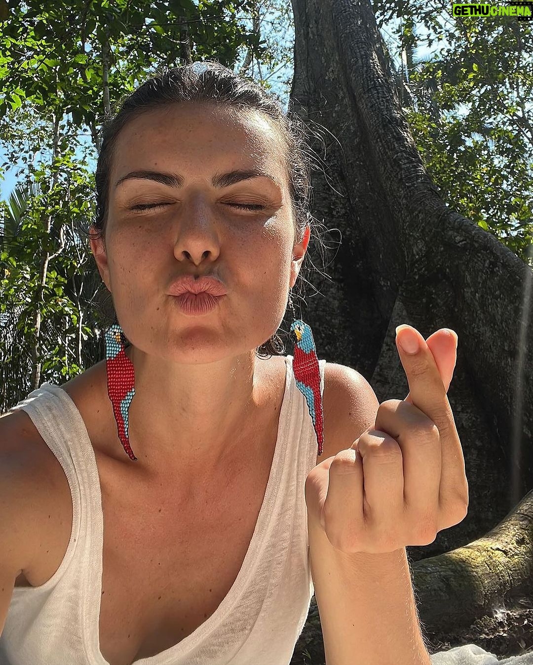 Nathalia Arcuri Instagram - O que é riqueza pra você? a)Dinheiro em abundância; b)Tempo de qualidade com quem realmente importa; c)Ter saúde e viver a vida minimamente bem. Independentemente do que você escolher como princípio da SUA riqueza, tá valendo! Pra mim, HOJE, a riqueza tá muito ligada com VIVER a vida: é compartilhar o OFF com pessoas incríveis; é ficar um dia todo sem telas só ouvindo o barulho da natureza, é fazer uma viagem que eu sempre sonhei; é ver o impacto positivo que cada conteúdo e cada dica pode gerar na vida de alguém. É isso que faz o meu coração vibrar. A riqueza pode estar atrelada a bens materiais, a conquistar determinadas metas, mas lembre-se sempre que o dinheiro é uma FERRAMENTA que usamos para CONSTRUIR nossos sonhos, mas não é o nosso sonho! Pelo menos, é o que eu acredito e sempre falo por aqui. A riqueza pra mim, mora naquilo que você conquista, e não no dinheiro em si. E, pra chegar a conquistar qualquer tipo de riqueza, antes você precisa investir na sua riqueza infinita: a EDUCAÇÃO e o APRENDIZADO. Pensa comigo: quanto tempo você tem dedicado a esse aspecto da sua vida? Você tem lido livros, consumido conteúdo de qualidade que te faça crescer? “Mas, Nath, e minha Netflix, onde fica nessa história? Chego em casa do trabalho e só quero relaxar” E quem disse que a educação precisa ser algo “chato”? Troque a Netflix por uns 2 vídeos diários de Nathflix e se divirta comigo passando vergonha pra te proporcionar ensinamentos que nenhum dinheiro compra. Pensando bem aqui, até seria interessante um streaming da Me Poupe!, ein? Bem, mas ENQUANTO não temos uma Nathflix oficial, dá pra maratonar o conteúdo do canal da @mepoupenaweb nas horas vagas pra enriquecer sua cachola, criatura. Já compartilha com quem precisa de riqueza abundante na vida e vai dedicar umas horinhas do dia pra aprender a enriquecer a mente e o bolso!
