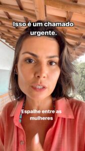 Nathalia Arcuri Instagram - Espalha a novidade pras mulheres da sua vida👇 Tesouro Educa+Mulher (NÃO É PUBLICIDADE, é interesse público e é meu papel como educadora espalhar o que é bom). Objetivos 👇 Aumentar a participação das mulheres entre os investidores do Tesouro Direto; Incentivar o investimento de recursos para a educação da sua família; Condições 💰 O valor para aporte mínimo é de R$ 35 pela plataforma do Banco do Brasil Benefícios: Seguro de vida para as mulheres, em que os filhos recebem R$ 15 mil de indenização no caso do falecimento da mãe e 12 cestas básicas. Para casos de violência doméstica, haverá suporte jurídico e psicológico. Os benefícios valem por um ano e só é preciso um aporte para ter direito. Conteúdos de educação financeira, como cursos e assessoria via WhatsApp, também serão disponibilizados gratuitamente pelo programa. Tem exclusividade para mulheres? Não. Homens também podem aplicar, mas não recebem o seguro, nem assessoria jurídica ou psicológica. Qual é o rendimento? O rendimento é de acordo com a inflação (IPCA) + taxa fixa. Uma criança pode ser cadastrada tanto pelo pai, quanto pela mãe? Sim. Mesmo que uma criança já tenha sido cadastrada no programa pelo pai, ela pode ter um novo cadastro no Educa+ pela mãe para que ela tenha acesso aos benefícios. Quem já tem cadastro no Educa+ recebe automaticamente o seguro? Não. É obrigatório que seja feito um novo aporte de R$ 35 pela plataforma do Banco do Brasil. Como funciona a indenização em caso de uma mãe com mais de um filho? No caso de uma mãe com dois filhos, por exemplo, o valor total de R$ 15 mil é repartido em conjunto, ou seja: R$ 7.500 por cada um. Uma frase de efeito pra convencer uma amiga que se recusa a investir mesmo tendo R$35 pra isso 👇 Investir é uma ferramenta poderosa para as mulheres, capaz de transformar não só suas vidas financeiras, mas também desafiar e mudar toda sua realidade. Você não será dona da sua vida até ser dona do seu dinheiro e fazê-lo trabalhar pra você. Espalha a novidade pras mulheres que você quer bem! @tesourodireto