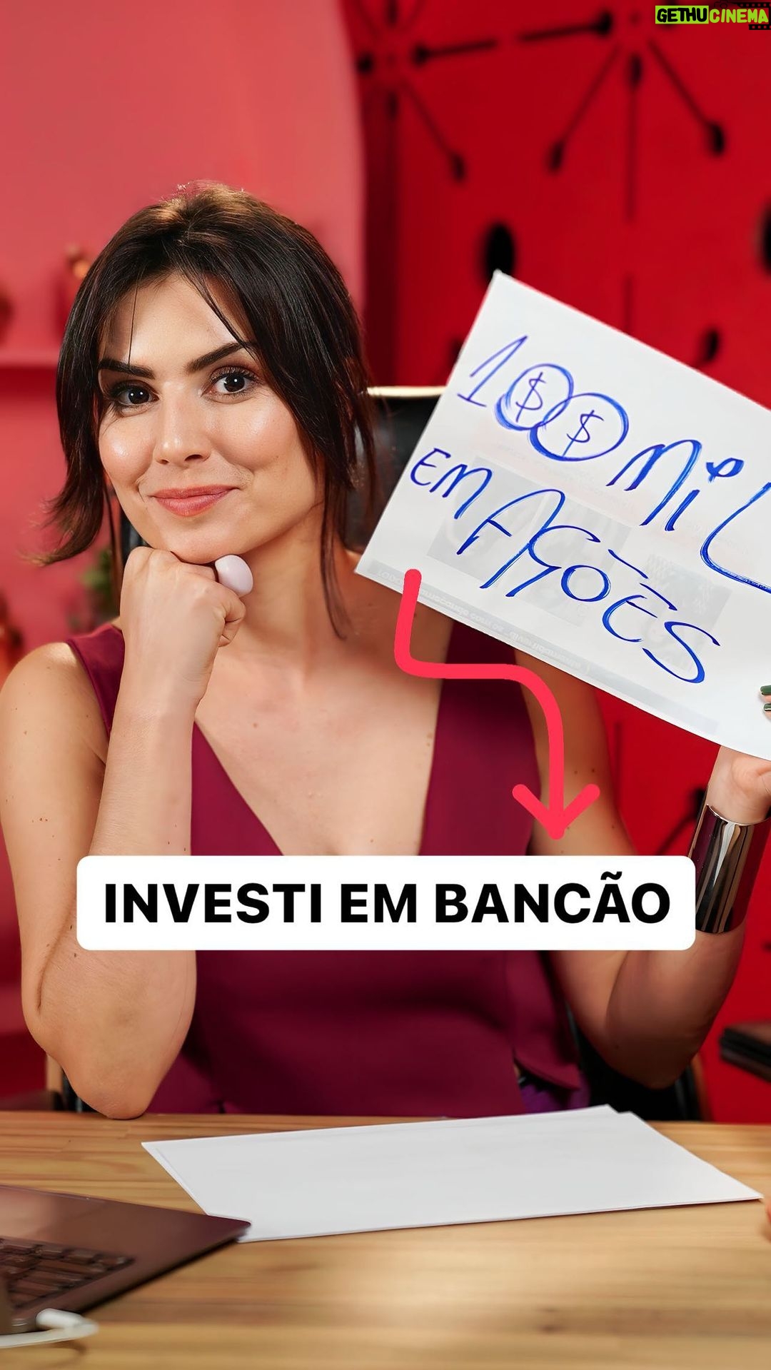 Nathalia Arcuri Instagram - Quem aqui acompanhou minha série de vídeos de investimentos com R$100, R$1.000 e R$10.000, já deixa o seu like no vídeo. Agora acabou de sair o último vídeo da série, no qual eu aplico R$100 mil, do meu bolso, em uma carteira de ações recomendadas pelo nosso querido @professormira, que tem certificado CNPI - que é quem pode fazer indicação de ativos. “Mas, Nath, não tenho todo esse dinheiro, não. Esse vídeo ainda é pra mim?” SIM. Se você já tem sua reserva de emergência feita e quer aplicar seu dinheirinho pra uma meta de longo prazo, as dicas que eu trouxe pra investir esse valor servem também pra quem quer começar com apenas R$10. 👉Link na minha bio ou nos stories.