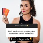 Nathalia Arcuri Instagram - O “rotativo” do banco é quando você não paga toda a conta do cartão no VENCIMENTO ou só paga uma parte da fatura. Aí, o que sobrou (que você não pagou) é cobrado na próxima fatura COM JUROS. Até outubro de 2023, esses juros eram altíssimos, chegando a 431,6% ao ano. Mas, o Conselho Monetário Nacional (CMN), que é quem decide sobre como o dinheiro e o crédito funcionam, implementou algumas mudanças que já estão valendo desde 3 de janeiro. O que mudou: 1- TAXA FOI REDUZIDA: Uma nova taxa de juros entrou em vigor, passando de 431% ao ano para 100% ao ano. 2- LIMITE DA DÍVIDA: Agora, os juros e encargos podem alcançar até o dobro do valor da dívida, e esse montante não se acumula ao longo dos anos. Se você deve R$2.000 ao final de um ano, esse valor permanece até que seja quitado. 3- PORTABILIDADE DA DÍVIDA: A partir de 1º de julho de 2024, será possível transferir a dívida do crédito rotativo para outro banco. Se você deve R$1.000 em um banco, mas outro oferece juros inferiores a 100%, é possível transferir a dívida e negociar com o novo banco. “Tá Nath, qual é a pegadinha?” Se por um lado a redução da taxa é um ponto positivo pro bolso do consumidor, do lado dos bancos, a oferta de crédito e os limites do cartão podem diminuir. Para quem é Me Poupeira! e Me Poupeiro!, já sabe que mesmo que a taxa de juros tenha reduzido, isso não significa fazer lambança no cartão de crédito. O conselho continua o mesmo: usar o cartão de crédito com inteligência quando você JÁ TEM o dinheiro carimbado para fazer aquela compra. Dá um @mepoupenaweb pra saber TODOS os detalhes da mudança.