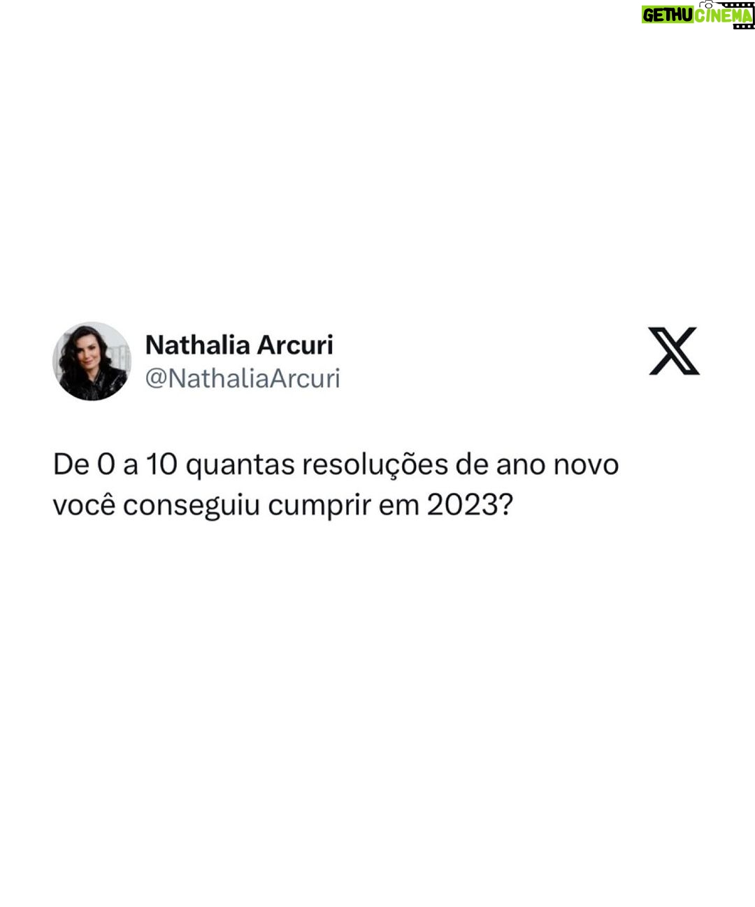 Nathalia Arcuri Instagram - Enfim, 2024 chegou! 🥳 E, pra todo começo de ciclo, a gente PRECISA recapitular o que já aconteceu pra APRENDER e melhorar quem somos e o que faremos com nós mesmos. Pra toda meta, você tem que ter disciplina e prazo. A disciplina te ajuda a se organizar e os prazos te dão o limite que é necessário pra definir quando agir pra alcançar seu objetivo. E, fazendo assim com suas metas financeiras, fica muito mais fácil chegar num sonho que antes era impossível de realizar. Em 2024, SONHE ALTO. Sim, você pode e deve fazer isso. Mas parta para a ação. Sonhar só por sonhar não leva ninguém a lugar algum. Adapte o que você precisa fazer e os prazos pra realizar esse sonho de acordo com a sua realidade. Só não deixe pra começar em 2000 e lá vai ano. Aproveite o novo ciclo de 2024 pra investir em suas metinhas, metas, metonas e metazonas. Eu sei (e você também sabe) que você é capaz. Comece agora baixando o Planner Financeiro no link da minha BIO🫰