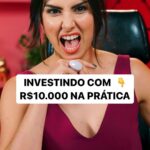 Nathalia Arcuri Instagram - Pega na minha mão que te guio na estrada dos tijolos amarelos até os Fundos Imobiliários pra você colocar essa grana pra render 🫰 ⚠️Vale lembrar que são fundos indicados pelo @professormira que custam por volta de R$44 (segundo a cotação que eu fiz em outubro de 2023). Então, não necessariamente você precisa ter R$10 mil pra começar a investir neles. Pode começar de pouquinho em pouquinho que você chega lá. No vídeo de hoje eu apliquei R$10 mil em 5 fundos diferentes, sendo R$2 mil pra cada. Aqui eu mostrei, na prática, meu investimento em um fundo chamado VGIR11, que tava me rendendo, aproximadamente, R$305,20 em um ano (sem cobrança de impostos porque isso não acontece em FIIs). “Mas, Nath, cadê os outros R$8 mil?” Se você clicar no link da bio vai ter acesso ao vídeo completo pra descobrir quais foram os outros 4 fundos que coloquei meu dinheirinho pra suar 🤑 E se você quer saber como investir com R$100 e R$1.000, os vídeos também estão lá no canal da @mepoupenaweb. Anota na agenda, na próxima segunda eu vou mostrar onde investir R$100 mil!