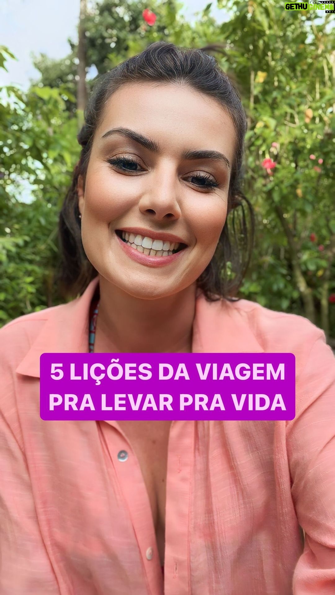 Nathalia Arcuri Instagram - Aprendizados de uma viajante solo em sua primeira jornada, parte 2. Lição 1: O medo é filtro e reduz o coeficiente de cagaço. Lição 2: Preparação: sua e do carro, se for uma viagem de carro. Lição 3: Não é sobre SE, é sobre QUANDO o perrengue vai acontecer apesar da sua preparação. Lição 4: Se você tiver um sexto sentido aguçado, confie nele. Lição 5: Conheça pessoas diferentes de você. A grande bagagem que trazemos de uma viagem não são as selfies. Você verá a sua cara todos os dias, pelo resto da sua vida. Então, veja e fotografe as caras das pessoas que você conhecer e amar pelo caminho. Mesmo que essas caras não sigam viagem com você, agora fazem parte de quem você é. Se você fizer isso, eu garanto que nunca será a mesma pessoa depois de uma viagem. Se você chegou aqui nesse vídeo, procura no meu perfil a parte 1 em que eu falo sobre dinheiro pra viagem. E se esse conteúdo te inspirou, passa pra frente 💜