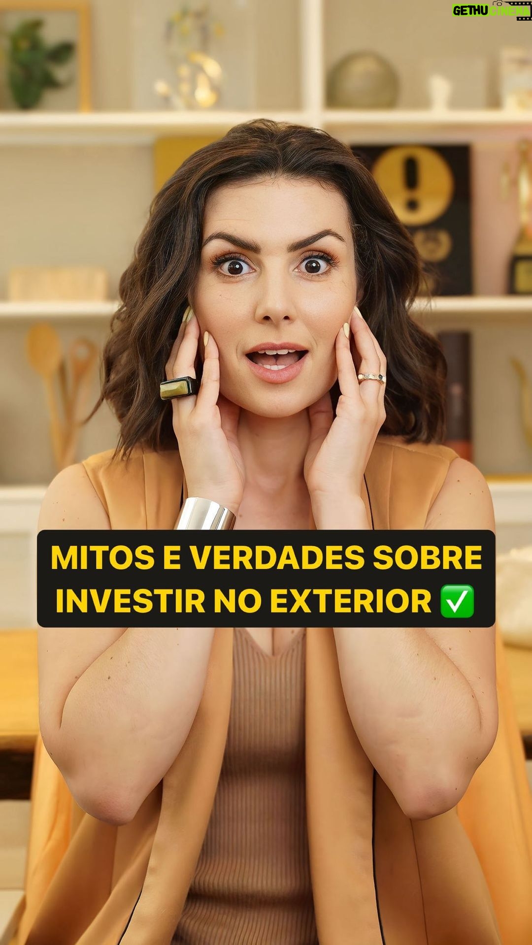 Nathalia Arcuri Instagram - 👀 Voltei com mais dicas sobre investimentos em DÓLAR! Para começar o ano com pé direito, resolvi esclarecer os 4 principais mitos que mais aparecem na minha DM, mas você vai ter que ver o vídeo até o final pra entender cada um deles: 1- Preciso sair do Brasil pra investir em dólar. 2- Só tem investimento de risco alto e ações 3- Se tem risco baixo, não paga nada. 4- Só quem tem muito dinheiro consegue investir. O conhecimento liberta e te faz investir em qualquer lugar do mundo, inclusive em dólar. Eu uso o app da Nomad, @invest_nomad, pra investir no exterior já faz mais de 2 anos e já ensinei o passo a passo lá no canal. A taxa de juros dos Estados Unidos segue alta e é o momento ideal pra quem quer diversificar a carteira! Então, já baixa o app da Nomad, baixe agora o aplicativo da Nomad, abra sua conta com facilidade, segurança e sem cobrança de taxas. E não se esqueça do cupom exclusivo para os seguidores da Nação Me Poupeira!, garantindo um cashback de até 20 dólares ao utilizar o código: MEPOUPE 💛 Manda esse conteúdo pra todo mundo que quer aprender a investir no exterior👇 #publi