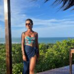Nathalia Arcuri Instagram - O que tem nessas fotos: conexões e momentos. O algoritmo prioriza os corpos sarados, os estereótipos; é tudo ensaiado e posado, e acabamos perdendo o encanto de compartilhar a vida acontecendo. Sim, eu coloquei uma foto minha, porque o algoritmo vai entregar mais... porém, “recheei” com os momentos e as pessoas que eu quero guardar para mim: ✨O stand-up com o Artur (o cachorro); ✨A Fabi, minha amiga, com quem compartilhei vários momentos, inclusive a virada do ano; ✨O Bill, uma figura de Boipeba; ✨O Chicão, que cuidou do meu carro até o reboque conseguir tirá-lo; ✨Os amigos que fiz enquanto olhava as estrelas, os quais vieram me mostrar os caranguejos no balde. ✨Um drink delicioso com a vista mais linda de Boipeba. A grande bagagem que trazemos de uma viagem não são as selfies. Você verá a sua cara todos os dias, pelo resto da sua vida. Então, veja e fotografe as caras das pessoas que você conhecer e amar pelo caminho. Mesmo que essas caras não sigam viagem com você, agora fazem parte de quem você é. Se você fizer isso, eu garanto que nunca será a mesma pessoa depois de uma viagem. Fez sentido? Marca aqui alguém que precisa ler isso!