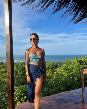 Nathalia Arcuri Instagram - O que tem nessas fotos: conexões e momentos.

O algoritmo prioriza os corpos sarados, os estereótipos; é tudo ensaiado e posado, e acabamos perdendo o encanto de compartilhar a vida acontecendo.

Sim, eu coloquei uma foto minha, porque o algoritmo vai entregar mais... porém, “recheei” com os momentos e as pessoas que eu quero guardar para mim:

✨O stand-up com o Artur (o cachorro);
✨A Fabi, minha amiga, com quem compartilhei vários momentos, inclusive a virada do ano;
✨O Bill, uma figura de Boipeba;
✨O Chicão, que cuidou do meu carro até o reboque conseguir tirá-lo;
✨Os amigos que fiz enquanto olhava as estrelas, os quais vieram me mostrar os caranguejos no balde.
✨Um drink delicioso com a vista mais linda de Boipeba.

A grande bagagem que trazemos de uma viagem não são as selfies. Você verá a sua cara todos os dias, pelo resto da sua vida. Então, veja e fotografe as caras das pessoas que você conhecer e amar pelo caminho. Mesmo que essas caras não sigam viagem com você, agora fazem parte de quem você é.

Se você fizer isso, eu garanto que nunca será a mesma pessoa depois de uma viagem.

Fez sentido? Marca aqui alguém que precisa ler isso!