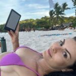 Nathalia Arcuri Instagram - Uma das coisas que aprendi nos últimos meses é ficar sozinha e curtir a minha própria companhia. Tem até um nome bonito para isso: SOLITUDE. É diferente de solidão. A solidão é o sentimento de se sentir sozinho, já a solitude é o sentimento de estar só e conseguir aproveitar a própria companhia, não se sentindo sozinho de fato. E as minhas melhores companhias para minha solitude têm sido os livros. Eu voltei a ler romances depois que estive na Flip. Tô lendo Pachinko. E amando. É um romance que percorre três gerações de imigrantes coreanos no Japão ao longo do século XX. A história começa com Sunja, uma adolescente na Coreia no início dos anos 1900, que se apaixona por um homem rico casado. Ao descobrir sua gravidez, Sunja recusa ser comprada e, em vez disso, aceita casar-se com um pastor doente de passagem, desencadeando uma saga dramática que se desenrola por quase cem anos. O livro destaca as lutas dos imigrantes, com os salões de pachinko como pontos centrais, essenciais para a população coreana discriminada no Japão em busca de trabalho e sustento. Eu gostei muito, pois consigo aprofundar meu entendimento sobre a cultura coreana, as ramificações da Segunda Guerra para coreanos e japoneses e, sobretudo, as cicatrizes provocadas pela dominação japonesa sobre a Coreia nesse período. No ano passado, tive a oportunidade de visitar ambos os países. Tem sido muito interessante conectar os pontos do que vi lá com o que estou lendo. Além disso, o livro tem uma história linda de mulheres e homens batalhadores. Este ano, quero incluir mais romances nas minhas leituras, então já me ajuda indicando um livro aqui nos comentários, de preferência de autoras mulheres👇 Boipeba