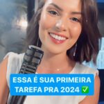 Nathalia Arcuri Instagram - Responde rápido: Você tem um desejo (fazer uma viagem, comprar um carro, comprar um eletrodoméstico) a qual o recurso financeiro você recorre? a) Pego dinheiro emprestado b) Uso cartão de crédito c) Invisto nas minhas metas e tenho PACIÊNCIA🫰 Eu sei que existem diversos caminhos mais rápidos e que parecem curtos para chegar onde a gente deseja. Mas a realidade é que, pode ser que você conquiste o que tanto estava querendo, só que o que esse atalho vai te cobrar depois? Vivemos em uma sociedade que valoriza o consumo, o prazer imediato: é tudo pra ontem. E sim, a comparação vem de todos os lados, você olha as conquistas dos outros nas redes sociais e se sente pressionada ou pressionada pra chegar lá também. Quando isso acontecer, para e pensa: o tempo do outro não é o SEU tempo. Por isso, o que eu acredito e prego aqui sempre é ter a sua própria organização financeira pra poder investir nas SUAS metas no SEU tempo, sem olhar pra grama do vizinho. Pegue 30% da sua renda (ou comece como puder). Trace suas metinhazinhas, metinhas, metas, metonas e metazonas. É a disciplina em manter essa grana trabalhando por si só, através dos investimentos, que vai te ajudar a conquistar seus sonhos (sem dor de cabeça). Agora corre lá no link da minha BIO e baixa o Planner Financeiro 2024, pra colocar as metas no papel e começar a traçar os planos para realizá-las. Eu tenho certeza que você CONSEGUE e tô aqui pra te ajudar.