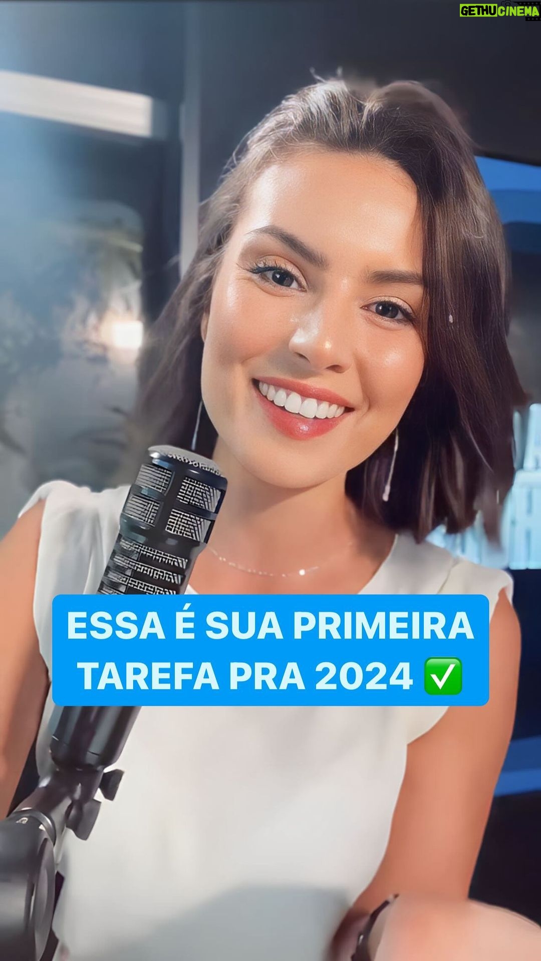 Nathalia Arcuri Instagram - Responde rápido: Você tem um desejo (fazer uma viagem, comprar um carro, comprar um eletrodoméstico) a qual o recurso financeiro você recorre? a) Pego dinheiro emprestado b) Uso cartão de crédito c) Invisto nas minhas metas e tenho PACIÊNCIA🫰 Eu sei que existem diversos caminhos mais rápidos e que parecem curtos para chegar onde a gente deseja. Mas a realidade é que, pode ser que você conquiste o que tanto estava querendo, só que o que esse atalho vai te cobrar depois? Vivemos em uma sociedade que valoriza o consumo, o prazer imediato: é tudo pra ontem. E sim, a comparação vem de todos os lados, você olha as conquistas dos outros nas redes sociais e se sente pressionada ou pressionada pra chegar lá também. Quando isso acontecer, para e pensa: o tempo do outro não é o SEU tempo. Por isso, o que eu acredito e prego aqui sempre é ter a sua própria organização financeira pra poder investir nas SUAS metas no SEU tempo, sem olhar pra grama do vizinho. Pegue 30% da sua renda (ou comece como puder). Trace suas metinhazinhas, metinhas, metas, metonas e metazonas. É a disciplina em manter essa grana trabalhando por si só, através dos investimentos, que vai te ajudar a conquistar seus sonhos (sem dor de cabeça). Agora corre lá no link da minha BIO e baixa o Planner Financeiro 2024, pra colocar as metas no papel e começar a traçar os planos para realizá-las. Eu tenho certeza que você CONSEGUE e tô aqui pra te ajudar.