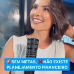 Nathalia Arcuri Instagram - 5 conselhos pra você CRIAR e REALIZAR as suas metas em 2024: 1- Tenha clareza sobre as suas prioridades. Ter um objetivo concreto torna muito mais fácil o processo de desenhar e atingir uma meta. 2- Entenda se o seu planejamento está funcionando e vai dar certo. Nada de ser perfeccionista! Passaram-se dois meses e sua meta não saiu do papel? Hora de rever suas estratégias! 3- Tenha cuidado para o seu sonho não ser ambicioso demais ou estar muito além da sua alçada no momento. Por isso, certifique-se sempre que você tem uma meta SMART: audaciosa, porém realista. Se a meta ainda assim for desafiadora demais, divida em partes menores e gerenciáveis. 4- Tenha foco. Se você tem uma meta, ela é relevante e está alinhada aos seus valores, porque ficar desperdiçando energia em todas as oportunidades que aparecem? 5- Se a sua meta existe só na sua cabeça, cuidado! Essa é a receita para se dar mal. Você esquecerá as coisas, terá muito mais dificuldade em cumprir prazos e… quanto mesmo que você precisava investir? Por isso, tire essa meta da sua cabeça e coloque no papel – ou na planilha, na agenda. O fato é que não importa como você irá se planejar para alcançá-la, isso deve estar registrado. E não apenas na sua memória. Agora, anote em uma folha a sua meta e tente detalhá-la o máximo possível. Tem um exemplo no vídeo para te inspirar. Lembre-se: quanto mais estruturadas estiverem as suas metas financeiras, melhor será para você! E pra quem tá pedindo, no link da BIO eu deixei o Planner Financeiro de 2024 pra você baixar e começar agora mesmo a transformar os seus SONHOS em METAS!