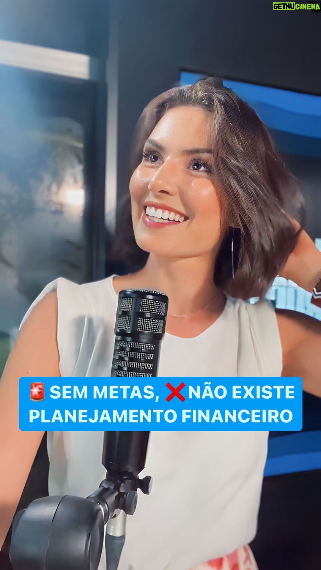 Nathalia Arcuri Instagram - 5 conselhos pra você CRIAR e REALIZAR as suas metas em 2024: 1- Tenha clareza sobre as suas prioridades. Ter um objetivo concreto torna muito mais fácil o processo de desenhar e atingir uma meta. 2- Entenda se o seu planejamento está funcionando e vai dar certo. Nada de ser perfeccionista! Passaram-se dois meses e sua meta não saiu do papel? Hora de rever suas estratégias! 3- Tenha cuidado para o seu sonho não ser ambicioso demais ou estar muito além da sua alçada no momento. Por isso, certifique-se sempre que você tem uma meta SMART: audaciosa, porém realista. Se a meta ainda assim for desafiadora demais, divida em partes menores e gerenciáveis. 4- Tenha foco. Se você tem uma meta, ela é relevante e está alinhada aos seus valores, porque ficar desperdiçando energia em todas as oportunidades que aparecem? 5- Se a sua meta existe só na sua cabeça, cuidado! Essa é a receita para se dar mal. Você esquecerá as coisas, terá muito mais dificuldade em cumprir prazos e… quanto mesmo que você precisava investir? Por isso, tire essa meta da sua cabeça e coloque no papel – ou na planilha, na agenda. O fato é que não importa como você irá se planejar para alcançá-la, isso deve estar registrado. E não apenas na sua memória. Agora, anote em uma folha a sua meta e tente detalhá-la o máximo possível. Tem um exemplo no vídeo para te inspirar. Lembre-se: quanto mais estruturadas estiverem as suas metas financeiras, melhor será para você! E pra quem tá pedindo, no link da BIO eu deixei o Planner Financeiro de 2024 pra você baixar e começar agora mesmo a transformar os seus SONHOS em METAS!