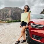 Nathalia Arcuri Instagram - Eu, meus podcasts, meu carro fiel escudeiro e Deus. Cheguei à Bahia pela BR 101 e fui direto à Caraíva por uma estradinha de areia bem esburacada que me fez pedir desculpas à Robotinika várias vezes. Robotinika é o apelido do carro, em homenagem ao Robô gigante do fim de fases do Sonic, Robotnik, que também é meio vermelho metalizado. Minha mãe ganhou o Mega Drive 2 em um bingo quando eu era pequena e me lembro até hoje a rivalidade em casa pra ver quem ia zerar o único jogo que veio junto: Sonic 2. Minha irmã mais velha, a Alê foi a primeira. Naquela época não tinha essa de voltar de onde morreu. Tinha que jogar tudo de novo, passar pelas mesmas fases e cometer zero erros pra poder chegar de novo do ponto de onde parou. De certa forma essa viagem representa um recomeço de jogo. A estrada te impõe respeito e não há margem para falhas. A preparação do carro, do corpo e da mente são fundamentais para apreciar o jogo de imagens e cenários que se projetam momento após momento diante de nós. Que privilégio poder compartilhar essa aventura aqui com tanta gente torcendo e se inspirando. Até mesmo os preocupados começaram a curtir kkkk e quem sabe um dia embarcarão na estrada comigo também. Não prometo postagens pelos próximos dias. A vida me espera. ❤️