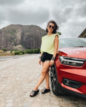 Nathalia Arcuri Instagram - Eu, meus podcasts, meu carro fiel escudeiro e Deus. 
Cheguei à Bahia pela BR 101 e fui direto à Caraíva por uma estradinha de areia bem esburacada que me fez pedir desculpas à Robotinika várias vezes. 
Robotinika é o apelido do carro, em homenagem ao Robô gigante do fim de fases do Sonic, Robotnik, que também é meio vermelho metalizado. 
Minha mãe ganhou o Mega Drive 2 em um bingo quando eu era pequena e me lembro até hoje a rivalidade em casa pra ver quem ia zerar o único jogo que veio junto: Sonic 2. 

Minha irmã mais velha, a Alê foi a primeira. Naquela época não tinha essa de voltar de onde morreu. Tinha que jogar tudo de novo, passar pelas mesmas fases e cometer zero erros pra poder chegar de novo do ponto de onde parou. 

De certa forma essa viagem representa um recomeço de jogo. A estrada te impõe respeito e não há margem para falhas. A preparação do carro, do corpo e da mente são fundamentais para apreciar o jogo de imagens e cenários que se projetam momento após momento diante de nós. 

Que privilégio poder compartilhar essa aventura aqui com tanta gente torcendo e se inspirando. Até mesmo os preocupados começaram a curtir kkkk e quem sabe um dia embarcarão na estrada comigo também. 

Não prometo postagens pelos próximos dias. 

A vida me espera. ❤️