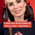 Nathalia Arcuri Instagram - ACREDITE! Em 2024 você vai conseguir investir e eu vou te ajudar nessa jornada. Pra começar, separei 3 tipos de investimento ba-ta-tas para você colocar seu suado dinheiro pra render. Tem vídeo lá no canal da @mepoupenaweb explicando cada um🫰 O primeiro investimento que eu indiquei foi com o CDB rendendo 100% do CDI. É mais conservador e tem um resgate imediato. Ótimo pra reserva de emergência ou metinhas de curto prazo. Mas, pra quem quer investir em metonas, eu indico o Tesouro prefixado. “Tesouro o que, Nath?” 👀 Não entendeu o nome?! 🤔Se chama prefixado porque a taxa de juros é definida no momento em que você compra os títulos de dívida pública. Ao investir seu dinheiro na compra destes títulos, você tem alta liquidez, menor risco e já sabe quanto a sua grana vai render na data estipulada pro resgate do valor. Aqui vale lembrar que se você tirar antes do vencimento você vai perder dinheiro. Então, esse é um investimento pra uma metona, aquele objetivo que tá lááá na frente. Que você vai conseguir cumprir daqui a alguns anos. 👉Onde encontrar: qualquer corretora digital ou bancão. Se você já gostou dessa dica, passa pra frente!
