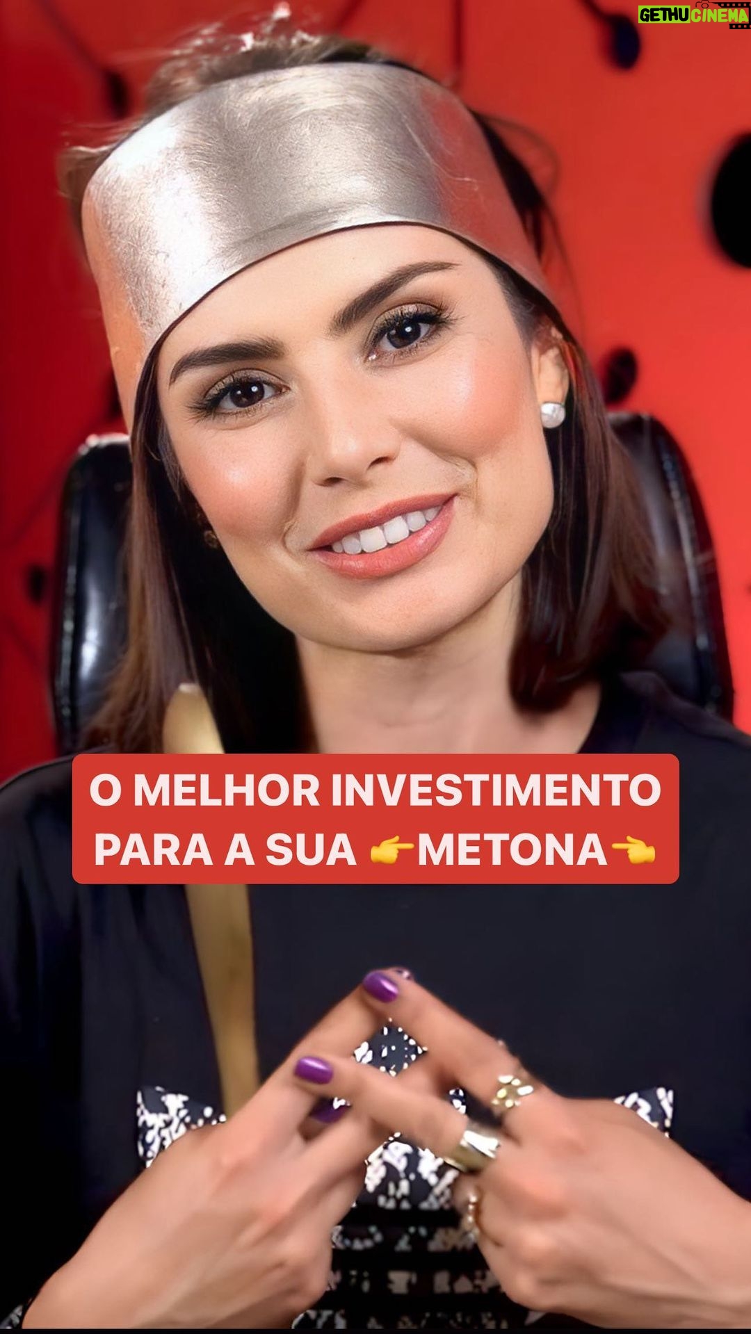 Nathalia Arcuri Instagram - ACREDITE! Em 2024 você vai conseguir investir e eu vou te ajudar nessa jornada. Pra começar, separei 3 tipos de investimento ba-ta-tas para você colocar seu suado dinheiro pra render. Tem vídeo lá no canal da @mepoupenaweb explicando cada um🫰 O primeiro investimento que eu indiquei foi com o CDB rendendo 100% do CDI. É mais conservador e tem um resgate imediato. Ótimo pra reserva de emergência ou metinhas de curto prazo. Mas, pra quem quer investir em metonas, eu indico o Tesouro prefixado. “Tesouro o que, Nath?” 👀 Não entendeu o nome?! 🤔Se chama prefixado porque a taxa de juros é definida no momento em que você compra os títulos de dívida pública. Ao investir seu dinheiro na compra destes títulos, você tem alta liquidez, menor risco e já sabe quanto a sua grana vai render na data estipulada pro resgate do valor. Aqui vale lembrar que se você tirar antes do vencimento você vai perder dinheiro. Então, esse é um investimento pra uma metona, aquele objetivo que tá lááá na frente. Que você vai conseguir cumprir daqui a alguns anos. 👉Onde encontrar: qualquer corretora digital ou bancão. Se você já gostou dessa dica, passa pra frente!