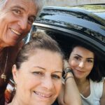 Nathalia Arcuri Instagram - Sabe aquela vontade de sair viajando por aí com dia pra ir mas sem dia pra voltar? Foi esse presente que eu me dei no Natal. Me reuni com as pessoas que eu mais amo na vida, visitei amigas e amigos, preparei meu carro, minha lancheira de viagem (mostro nos stories se vcs quiserem ver a comilança sobre 4 rodas), salvei minhas músicas e podcasts favoritos pra me acompanharem e parti. Esse final de ano será de reencontro e comemoração. Será um momento pra agradecer e re-conhecer a pessoa mais importante da minha vida e a única que pode fazer a minha vida mais leve, alegre e valiosa. Eu sempre fui absolutamente rígida comigo mesma, me cobrei perfeição e pedi de presente pra mim mesma pegar mais leve. Soltar pelo menos nesse fim de ano o peso do mundo sobre as minhas costas. Não criar expectativas nem querer perfeição de qualquer natureza. Apenas seguir o fluxo da vida, ou no meu caso, da estrada. Eu sempre amei dirigir, amo pegar estrada, mas nunca tinha feito nada parecido. Serão 1.800 (mil e oitocentos) quilômetros da casa dos meus pais em São Paulo até meu destino final, na Bahia. Uma aventura que já começou com meus pais sendo meus pais (amo demais esses malucos), um desvio até Varginha com direito a banquete na casa dos amigos Léo e Laís em BH e a descoberta de um jogo impróprio pra quem não curte um humor ácido. Feliz Nathália.