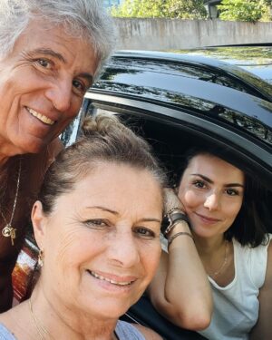 Nathalia Arcuri Instagram - Sabe aquela vontade de sair viajando por aí com dia pra ir mas sem dia pra voltar? 
Foi esse presente que eu me dei no Natal. 
Me reuni com as pessoas que eu mais amo na vida, visitei amigas e amigos, preparei meu carro, minha lancheira de viagem (mostro nos stories se vcs quiserem ver a comilança sobre 4 rodas), salvei minhas músicas e podcasts favoritos pra me acompanharem e parti. 

Esse final de ano será de reencontro e comemoração. Será um momento pra agradecer e re-conhecer a pessoa mais importante da minha vida e a única que pode fazer a minha vida mais leve, alegre e valiosa. 

Eu sempre fui absolutamente rígida comigo mesma, me cobrei perfeição e pedi de presente pra mim mesma pegar mais leve. Soltar pelo menos nesse fim de ano o peso do mundo sobre as minhas costas. Não criar expectativas nem querer perfeição de qualquer natureza. Apenas seguir o fluxo da vida, ou no meu caso, da estrada. 

Eu sempre amei dirigir, amo pegar estrada, mas nunca tinha feito nada parecido. 

Serão 1.800 (mil e oitocentos) quilômetros da casa dos meus pais em São Paulo até meu destino final, na Bahia. 

Uma aventura que já começou com meus pais sendo meus pais (amo demais esses malucos), um desvio até Varginha com direito a banquete na casa dos amigos Léo e Laís em BH e a descoberta de um jogo impróprio pra quem não curte um humor ácido. 

Feliz Nathália.