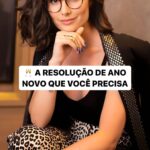 Nathalia Arcuri Instagram - Final de ano é sempre um período de reflexão, paramos para pensar sobre tudo o que aconteceu, revisamos as metas que foram atingidas e aquelas que ficaram pendentes. É também um momento para considerar o que a gente aprendeu e pode melhorar para o próximo ano. Essa semana eu comecei a falar aqui sobre dicas de investimento para 2024. Inclusive tem vídeo novo lá no canal com 3 dicas de onde colocar seu dinheiro pra render no ano que vem. Mas, pra poder investir, antes a gente tem que ter METAS. Entender para o que aquele dinheiro vai ser usado, com prazos bem definidos. Um desses objetivos PRECISA ser a sua aposentadoria. Se você ainda não tem, coloca AGORA nas suas resoluções de 2024! “Mas, Nath, se eu já tenho o INSS, pra que investir ainda mais na aposentadoria?” Sabe o que que quer dizer INSS? Isso Não Se Paga. Esse é o banho de água fria do dia. Obrigada, de nada 😃 A população no Brasil tem ficado cada vez mais velha. É a gente que paga o salário de quem tá aposentado hoje através das nossas contribuições. Mas, e amanhã? Se a quantidade de jovens trabalhadores não for suficiente pra pagar a nossa aposentadoria? Você vai recorrer a quem pra te pagar um salário decente? É por isso que temos que começar a pensar no nosso amanhã contando com o seu “eu de hoje”. Eu sei que é f*da essa realidade, mas é isso ou enfrentar um baita perrengue lá na frente. Então, conta com meu filho, juro composto pra te ajudar nisso. Uma opção que eu já comentei aqui e que tem vídeo no canal explicando em detalhes é o Tesouro Renda+, um tesouro criado com esse objetivo mesmo, a aposentadoria. Seu eu do futuro vai te agradecer e a prof Nath vai ficar orgulhosa 💜 Já envia essa reflexão pra quem vai começar 2024 fazendo um pé de meia pra não se dar mal lá na frente!