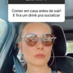 Nathalia Arcuri Instagram - Sabadou com as melhores dicas para curtir o finde 😎 É VERDADE ESSE BILHETE 👉 tem como se divertir gastando pouco e eu reuni aqui as 5 melhores dicas enviadas pelas Me Poupeiras! e Me Poupeiros! Em um mundo cada vez mais consumista, com as redes sociais influenciando diretamente nos seus gastos (principalmente por querer viver o que os outros estão vivendo), muita gente perde a linha e acaba se endividando só pra aparentar uma vida cheia de regalias, com experiências incríveis. Antes de sair gastando o que você não tem, pare e se pergunte: “tô me divertindo mesmo, ou tô querendo aparecer?” A realidade é que tudo é lícito, mas nem tudo convém quando falamos de finanças. Gastar só por status é BURRICE. Agora se a sua intenção é investir seu dinheiro em uma experiência que você realmente quer viver, aí eu apoio 100%. Mas, pra isso, você precisa transformar esse objetivo em meta e carimbar o dinheiro pra realizá-la sem se endividar, combinado?