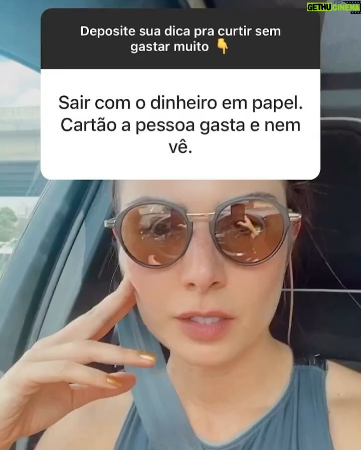 Nathalia Arcuri Instagram - Sabadou com as melhores dicas para curtir o finde đ Ă VERDADE ESSE BILHETE đ tem como se divertir gastando pouco e eu reuni aqui as 5 melhores dicas enviadas pelas Me Poupeiras! e Me Poupeiros! Em um mundo cada vez mais consumista, com as redes sociais influenciando diretamente nos seus gastos (principalmente por querer viver o que os outros estĂŁo vivendo), muita gente perde a linha e acaba se endividando sĂł pra aparentar uma vida cheia de regalias, com experiĂȘncias incrĂveis. Antes de sair gastando o que vocĂȘ nĂŁo tem, pare e se pergunte: âtĂŽ me divertindo mesmo, ou tĂŽ querendo aparecer?â A realidade Ă© que tudo Ă© lĂcito, mas nem tudo convĂ©m quando falamos de finanças. Gastar sĂł por status Ă© BURRICE. Agora se a sua intenção Ă© investir seu dinheiro em uma experiĂȘncia que vocĂȘ realmente quer viver, aĂ eu apoio 100%. Mas, pra isso, vocĂȘ precisa transformar esse objetivo em meta e carimbar o dinheiro pra realizĂĄ-la sem se endividar, combinado?