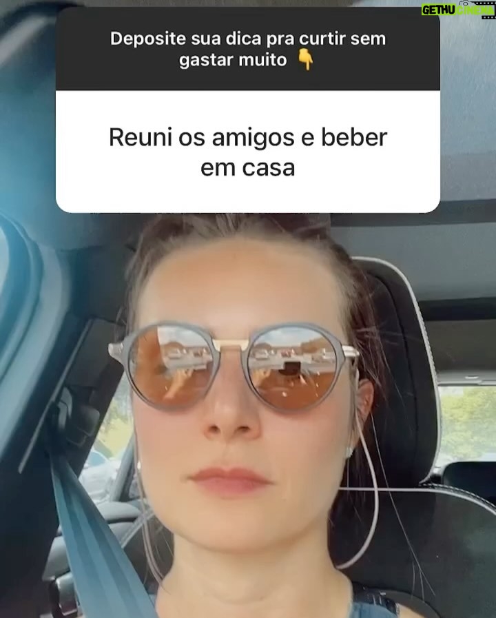 Nathalia Arcuri Instagram - Sabadou com as melhores dicas para curtir o finde đ Ă VERDADE ESSE BILHETE đ tem como se divertir gastando pouco e eu reuni aqui as 5 melhores dicas enviadas pelas Me Poupeiras! e Me Poupeiros! Em um mundo cada vez mais consumista, com as redes sociais influenciando diretamente nos seus gastos (principalmente por querer viver o que os outros estĂŁo vivendo), muita gente perde a linha e acaba se endividando sĂł pra aparentar uma vida cheia de regalias, com experiĂȘncias incrĂveis. Antes de sair gastando o que vocĂȘ nĂŁo tem, pare e se pergunte: âtĂŽ me divertindo mesmo, ou tĂŽ querendo aparecer?â A realidade Ă© que tudo Ă© lĂcito, mas nem tudo convĂ©m quando falamos de finanças. Gastar sĂł por status Ă© BURRICE. Agora se a sua intenção Ă© investir seu dinheiro em uma experiĂȘncia que vocĂȘ realmente quer viver, aĂ eu apoio 100%. Mas, pra isso, vocĂȘ precisa transformar esse objetivo em meta e carimbar o dinheiro pra realizĂĄ-la sem se endividar, combinado?