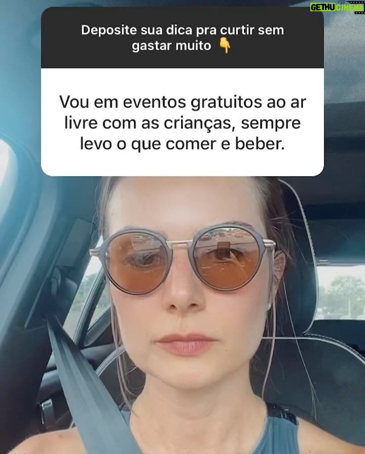 Nathalia Arcuri Instagram - Sabadou com as melhores dicas para curtir o finde đ Ă VERDADE ESSE BILHETE đ tem como se divertir gastando pouco e eu reuni aqui as 5 melhores dicas enviadas pelas Me Poupeiras! e Me Poupeiros! Em um mundo cada vez mais consumista, com as redes sociais influenciando diretamente nos seus gastos (principalmente por querer viver o que os outros estĂŁo vivendo), muita gente perde a linha e acaba se endividando sĂł pra aparentar uma vida cheia de regalias, com experiĂȘncias incrĂveis. Antes de sair gastando o que vocĂȘ nĂŁo tem, pare e se pergunte: âtĂŽ me divertindo mesmo, ou tĂŽ querendo aparecer?â A realidade Ă© que tudo Ă© lĂcito, mas nem tudo convĂ©m quando falamos de finanças. Gastar sĂł por status Ă© BURRICE. Agora se a sua intenção Ă© investir seu dinheiro em uma experiĂȘncia que vocĂȘ realmente quer viver, aĂ eu apoio 100%. Mas, pra isso, vocĂȘ precisa transformar esse objetivo em meta e carimbar o dinheiro pra realizĂĄ-la sem se endividar, combinado?