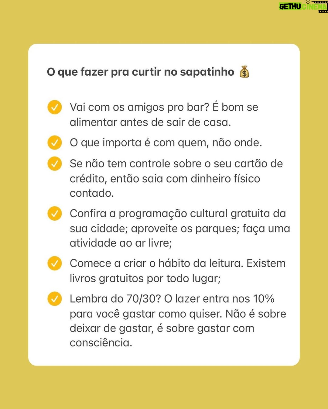 Nathalia Arcuri Instagram - Sabadou com as melhores dicas para curtir o finde đ Ă VERDADE ESSE BILHETE đ tem como se divertir gastando pouco e eu reuni aqui as 5 melhores dicas enviadas pelas Me Poupeiras! e Me Poupeiros! Em um mundo cada vez mais consumista, com as redes sociais influenciando diretamente nos seus gastos (principalmente por querer viver o que os outros estĂŁo vivendo), muita gente perde a linha e acaba se endividando sĂł pra aparentar uma vida cheia de regalias, com experiĂȘncias incrĂveis. Antes de sair gastando o que vocĂȘ nĂŁo tem, pare e se pergunte: âtĂŽ me divertindo mesmo, ou tĂŽ querendo aparecer?â A realidade Ă© que tudo Ă© lĂcito, mas nem tudo convĂ©m quando falamos de finanças. Gastar sĂł por status Ă© BURRICE. Agora se a sua intenção Ă© investir seu dinheiro em uma experiĂȘncia que vocĂȘ realmente quer viver, aĂ eu apoio 100%. Mas, pra isso, vocĂȘ precisa transformar esse objetivo em meta e carimbar o dinheiro pra realizĂĄ-la sem se endividar, combinado?