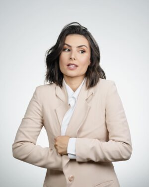 Nathalia Arcuri Instagram - Mulher é guerreira. Ser guerreira significa que todo dia é dia de LUTA.

E falando sobre ontem, o Dia da Mulher, foi um momento de reflexão e de agradecimento por todas as mulheres que abriram os caminhos para nós, desde Mary Wollstonecraft pregando os primórdios do que viria a ser o feminismo, passando Lélia Gonzalez, Bell Hooks, eu, você, nossas mães, avós, tias, enfim. Todas que nos tornaram fortes e tiveram forças pra transformar o mundo.

Se hoje temos o mínimo de autonomia sobre nosso bolso, nossos corpos e nossas decisões, foi porque muitas mulheres LUTARAM por isso. E precisamos dar continuidade a essa batalha todos os dias para que toda mulher possa ser LIVRE:

➡️para ir e vir
➡️para ser quem ela é
➡️para trabalhar com o que ela quiser
➡️para ocupar os espaços que ela quiser
➡️para amar quem ela quiser
➡️para ser ou não mãe
➡️para ser dona do seu dinheiro

continue a lista nos comentários 👇

📸 fotógrafo: @claudiobelli
✨stylist: @tatis.teixeira