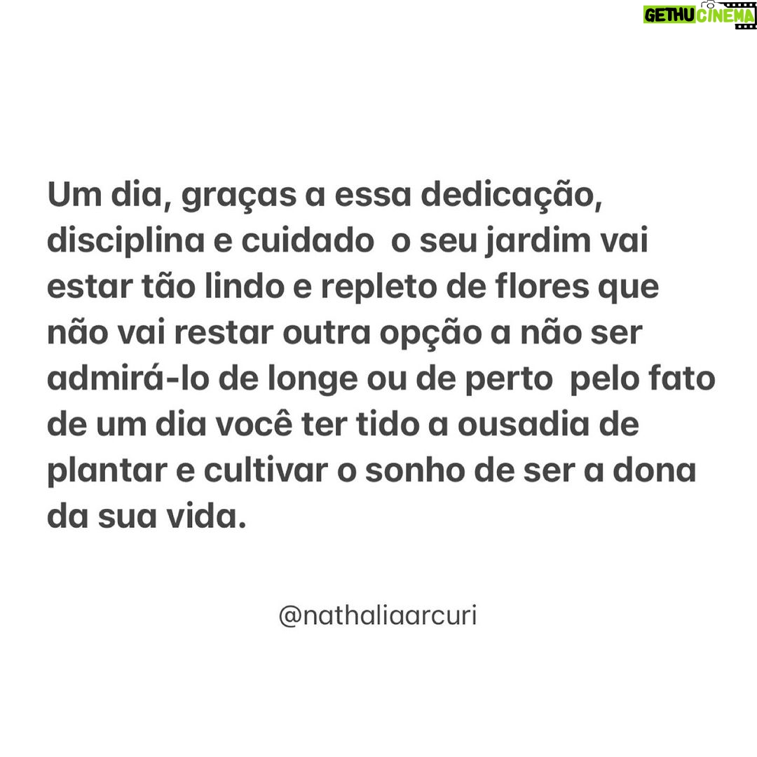Nathalia Arcuri Instagram - Talvez você precise ler essa mensagem hoje. A verdade que ninguém te conta é que depois que você descobre que pode ser a dona da sua própria história não tem como voltar atrás. Acredite nos seus sonhos, acredite na sua verdade, acredite em você mesma. Você nunca se arrependerá de investir em você mesma. Se te inspirou, compartilha com quem você quer bem 💜