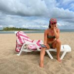 Nathalia Arcuri Instagram - O que tem nessas fotos: conexões e momentos. O algoritmo prioriza os corpos sarados, os estereótipos; é tudo ensaiado e posado, e acabamos perdendo o encanto de compartilhar a vida acontecendo. Sim, eu coloquei uma foto minha, porque o algoritmo vai entregar mais... porém, “recheei” com os momentos e as pessoas que eu quero guardar para mim: ✨O stand-up com o Artur (o cachorro); ✨A Fabi, minha amiga, com quem compartilhei vários momentos, inclusive a virada do ano; ✨O Bill, uma figura de Boipeba; ✨O Chicão, que cuidou do meu carro até o reboque conseguir tirá-lo; ✨Os amigos que fiz enquanto olhava as estrelas, os quais vieram me mostrar os caranguejos no balde. ✨Um drink delicioso com a vista mais linda de Boipeba. A grande bagagem que trazemos de uma viagem não são as selfies. Você verá a sua cara todos os dias, pelo resto da sua vida. Então, veja e fotografe as caras das pessoas que você conhecer e amar pelo caminho. Mesmo que essas caras não sigam viagem com você, agora fazem parte de quem você é. Se você fizer isso, eu garanto que nunca será a mesma pessoa depois de uma viagem. Fez sentido? Marca aqui alguém que precisa ler isso!