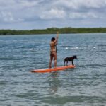 Nathalia Arcuri Instagram - O que tem nessas fotos: conexões e momentos. O algoritmo prioriza os corpos sarados, os estereótipos; é tudo ensaiado e posado, e acabamos perdendo o encanto de compartilhar a vida acontecendo. Sim, eu coloquei uma foto minha, porque o algoritmo vai entregar mais... porém, “recheei” com os momentos e as pessoas que eu quero guardar para mim: ✨O stand-up com o Artur (o cachorro); ✨A Fabi, minha amiga, com quem compartilhei vários momentos, inclusive a virada do ano; ✨O Bill, uma figura de Boipeba; ✨O Chicão, que cuidou do meu carro até o reboque conseguir tirá-lo; ✨Os amigos que fiz enquanto olhava as estrelas, os quais vieram me mostrar os caranguejos no balde. ✨Um drink delicioso com a vista mais linda de Boipeba. A grande bagagem que trazemos de uma viagem não são as selfies. Você verá a sua cara todos os dias, pelo resto da sua vida. Então, veja e fotografe as caras das pessoas que você conhecer e amar pelo caminho. Mesmo que essas caras não sigam viagem com você, agora fazem parte de quem você é. Se você fizer isso, eu garanto que nunca será a mesma pessoa depois de uma viagem. Fez sentido? Marca aqui alguém que precisa ler isso!
