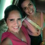 Nathalia Arcuri Instagram - O que tem nessas fotos: conexões e momentos. O algoritmo prioriza os corpos sarados, os estereótipos; é tudo ensaiado e posado, e acabamos perdendo o encanto de compartilhar a vida acontecendo. Sim, eu coloquei uma foto minha, porque o algoritmo vai entregar mais... porém, “recheei” com os momentos e as pessoas que eu quero guardar para mim: ✨O stand-up com o Artur (o cachorro); ✨A Fabi, minha amiga, com quem compartilhei vários momentos, inclusive a virada do ano; ✨O Bill, uma figura de Boipeba; ✨O Chicão, que cuidou do meu carro até o reboque conseguir tirá-lo; ✨Os amigos que fiz enquanto olhava as estrelas, os quais vieram me mostrar os caranguejos no balde. ✨Um drink delicioso com a vista mais linda de Boipeba. A grande bagagem que trazemos de uma viagem não são as selfies. Você verá a sua cara todos os dias, pelo resto da sua vida. Então, veja e fotografe as caras das pessoas que você conhecer e amar pelo caminho. Mesmo que essas caras não sigam viagem com você, agora fazem parte de quem você é. Se você fizer isso, eu garanto que nunca será a mesma pessoa depois de uma viagem. Fez sentido? Marca aqui alguém que precisa ler isso!