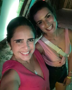 Nathalia Arcuri Instagram - O que tem nessas fotos: conexões e momentos.

O algoritmo prioriza os corpos sarados, os estereótipos; é tudo ensaiado e posado, e acabamos perdendo o encanto de compartilhar a vida acontecendo.

Sim, eu coloquei uma foto minha, porque o algoritmo vai entregar mais... porém, “recheei” com os momentos e as pessoas que eu quero guardar para mim:

✨O stand-up com o Artur (o cachorro);
✨A Fabi, minha amiga, com quem compartilhei vários momentos, inclusive a virada do ano;
✨O Bill, uma figura de Boipeba;
✨O Chicão, que cuidou do meu carro até o reboque conseguir tirá-lo;
✨Os amigos que fiz enquanto olhava as estrelas, os quais vieram me mostrar os caranguejos no balde.
✨Um drink delicioso com a vista mais linda de Boipeba.

A grande bagagem que trazemos de uma viagem não são as selfies. Você verá a sua cara todos os dias, pelo resto da sua vida. Então, veja e fotografe as caras das pessoas que você conhecer e amar pelo caminho. Mesmo que essas caras não sigam viagem com você, agora fazem parte de quem você é.

Se você fizer isso, eu garanto que nunca será a mesma pessoa depois de uma viagem.

Fez sentido? Marca aqui alguém que precisa ler isso!