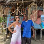 Nathalia Arcuri Instagram - O que tem nessas fotos: conexões e momentos. O algoritmo prioriza os corpos sarados, os estereótipos; é tudo ensaiado e posado, e acabamos perdendo o encanto de compartilhar a vida acontecendo. Sim, eu coloquei uma foto minha, porque o algoritmo vai entregar mais... porém, “recheei” com os momentos e as pessoas que eu quero guardar para mim: ✨O stand-up com o Artur (o cachorro); ✨A Fabi, minha amiga, com quem compartilhei vários momentos, inclusive a virada do ano; ✨O Bill, uma figura de Boipeba; ✨O Chicão, que cuidou do meu carro até o reboque conseguir tirá-lo; ✨Os amigos que fiz enquanto olhava as estrelas, os quais vieram me mostrar os caranguejos no balde. ✨Um drink delicioso com a vista mais linda de Boipeba. A grande bagagem que trazemos de uma viagem não são as selfies. Você verá a sua cara todos os dias, pelo resto da sua vida. Então, veja e fotografe as caras das pessoas que você conhecer e amar pelo caminho. Mesmo que essas caras não sigam viagem com você, agora fazem parte de quem você é. Se você fizer isso, eu garanto que nunca será a mesma pessoa depois de uma viagem. Fez sentido? Marca aqui alguém que precisa ler isso!