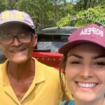 Nathalia Arcuri Instagram - O que tem nessas fotos: conexões e momentos. O algoritmo prioriza os corpos sarados, os estereótipos; é tudo ensaiado e posado, e acabamos perdendo o encanto de compartilhar a vida acontecendo. Sim, eu coloquei uma foto minha, porque o algoritmo vai entregar mais... porém, “recheei” com os momentos e as pessoas que eu quero guardar para mim: ✨O stand-up com o Artur (o cachorro); ✨A Fabi, minha amiga, com quem compartilhei vários momentos, inclusive a virada do ano; ✨O Bill, uma figura de Boipeba; ✨O Chicão, que cuidou do meu carro até o reboque conseguir tirá-lo; ✨Os amigos que fiz enquanto olhava as estrelas, os quais vieram me mostrar os caranguejos no balde. ✨Um drink delicioso com a vista mais linda de Boipeba. A grande bagagem que trazemos de uma viagem não são as selfies. Você verá a sua cara todos os dias, pelo resto da sua vida. Então, veja e fotografe as caras das pessoas que você conhecer e amar pelo caminho. Mesmo que essas caras não sigam viagem com você, agora fazem parte de quem você é. Se você fizer isso, eu garanto que nunca será a mesma pessoa depois de uma viagem. Fez sentido? Marca aqui alguém que precisa ler isso!
