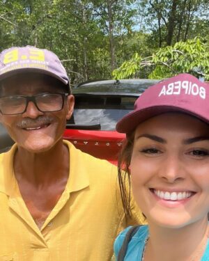 Nathalia Arcuri Instagram - O que tem nessas fotos: conexões e momentos.

O algoritmo prioriza os corpos sarados, os estereótipos; é tudo ensaiado e posado, e acabamos perdendo o encanto de compartilhar a vida acontecendo.

Sim, eu coloquei uma foto minha, porque o algoritmo vai entregar mais... porém, “recheei” com os momentos e as pessoas que eu quero guardar para mim:

✨O stand-up com o Artur (o cachorro);
✨A Fabi, minha amiga, com quem compartilhei vários momentos, inclusive a virada do ano;
✨O Bill, uma figura de Boipeba;
✨O Chicão, que cuidou do meu carro até o reboque conseguir tirá-lo;
✨Os amigos que fiz enquanto olhava as estrelas, os quais vieram me mostrar os caranguejos no balde.
✨Um drink delicioso com a vista mais linda de Boipeba.

A grande bagagem que trazemos de uma viagem não são as selfies. Você verá a sua cara todos os dias, pelo resto da sua vida. Então, veja e fotografe as caras das pessoas que você conhecer e amar pelo caminho. Mesmo que essas caras não sigam viagem com você, agora fazem parte de quem você é.

Se você fizer isso, eu garanto que nunca será a mesma pessoa depois de uma viagem.

Fez sentido? Marca aqui alguém que precisa ler isso!