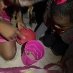 Nathalia Arcuri Instagram - O que tem nessas fotos: conexões e momentos. O algoritmo prioriza os corpos sarados, os estereótipos; é tudo ensaiado e posado, e acabamos perdendo o encanto de compartilhar a vida acontecendo. Sim, eu coloquei uma foto minha, porque o algoritmo vai entregar mais... porém, “recheei” com os momentos e as pessoas que eu quero guardar para mim: ✨O stand-up com o Artur (o cachorro); ✨A Fabi, minha amiga, com quem compartilhei vários momentos, inclusive a virada do ano; ✨O Bill, uma figura de Boipeba; ✨O Chicão, que cuidou do meu carro até o reboque conseguir tirá-lo; ✨Os amigos que fiz enquanto olhava as estrelas, os quais vieram me mostrar os caranguejos no balde. ✨Um drink delicioso com a vista mais linda de Boipeba. A grande bagagem que trazemos de uma viagem não são as selfies. Você verá a sua cara todos os dias, pelo resto da sua vida. Então, veja e fotografe as caras das pessoas que você conhecer e amar pelo caminho. Mesmo que essas caras não sigam viagem com você, agora fazem parte de quem você é. Se você fizer isso, eu garanto que nunca será a mesma pessoa depois de uma viagem. Fez sentido? Marca aqui alguém que precisa ler isso!