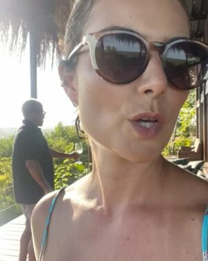 Nathalia Arcuri Instagram - O que tem nessas fotos: conexões e momentos.

O algoritmo prioriza os corpos sarados, os estereótipos; é tudo ensaiado e posado, e acabamos perdendo o encanto de compartilhar a vida acontecendo.

Sim, eu coloquei uma foto minha, porque o algoritmo vai entregar mais... porém, “recheei” com os momentos e as pessoas que eu quero guardar para mim:

✨O stand-up com o Artur (o cachorro);
✨A Fabi, minha amiga, com quem compartilhei vários momentos, inclusive a virada do ano;
✨O Bill, uma figura de Boipeba;
✨O Chicão, que cuidou do meu carro até o reboque conseguir tirá-lo;
✨Os amigos que fiz enquanto olhava as estrelas, os quais vieram me mostrar os caranguejos no balde.
✨Um drink delicioso com a vista mais linda de Boipeba.

A grande bagagem que trazemos de uma viagem não são as selfies. Você verá a sua cara todos os dias, pelo resto da sua vida. Então, veja e fotografe as caras das pessoas que você conhecer e amar pelo caminho. Mesmo que essas caras não sigam viagem com você, agora fazem parte de quem você é.

Se você fizer isso, eu garanto que nunca será a mesma pessoa depois de uma viagem.

Fez sentido? Marca aqui alguém que precisa ler isso!