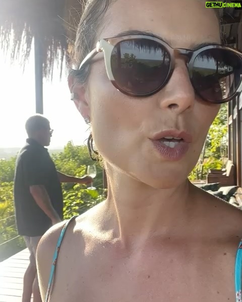 Nathalia Arcuri - 50.8K Likes - O que tem nessas fotos: conexões e momentos.
O algoritmo prioriza os corpos sarados, os estereótipos; é tudo ensaiado e posado, e acabamos perdendo o encanto de compartilhar a vida acontecendo.
Sim, eu coloquei uma foto minha, porque o algoritmo vai entregar mais... porém, “recheei” com os momentos e as pessoas que eu quero guardar para mim:
✨O stand-up com o Artur (o cachorro);
✨A Fabi, minha amiga, com quem compartilhei vários momentos, inclusive a virada do ano;
✨O Bill, uma figura de Boipeba;
✨O Chicão, que cuidou do meu carro até o reboque conseguir tirá-lo;
✨Os amigos que fiz enquanto olhava as estrelas, os quais vieram me mostrar os caranguejos no balde.
✨Um drink delicioso com a vista mais linda de Boipeba.
A grande bagagem que trazemos de uma viagem não são as selfies. Você verá a sua cara todos os dias, pelo resto da sua vida. Então, veja e fotografe as caras das pessoas que você conhecer e amar pelo caminho. Mesmo que essas caras não sigam viagem com você, agora fazem parte de quem você é.
Se você fizer isso, eu garanto que nunca será a mesma pessoa depois de uma viagem.
Fez sentido? Marca aqui alguém que precisa ler isso!