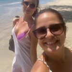 Nathalia Arcuri Instagram - Hoje, com um adeus carregado de experiências, deixo Boipeba para desbravar os encantos da Chapada Diamantina. E a lição que carrego até aqui? A arte de abraçar a imprevisibilidade. 🙈 O ar-condicionado do carro, imprevisto e caprichoso, decidiu tirar férias, sem uma concessionária próxima para reparos. 🤟 Hospedar-me num hostel, onde o contato com pessoas desconhecidas se transformou em amizade genuína. “Mas Nath, você sempre frisou a importância do planejamento!” Exatamente! Sempre haverá imprevistos, mas muitos deles são previsíveis. “Como assim, Nath?” Pegue meu exemplo: se você tem um carro, em algum momento ele pode falhar, certo? E é aí que entra a reserva de emergência, pronta para salvar do perrengue. Outro exemplo: hoje decidi mudar de rota e seguir para a Chapada Diamantina, algo não previsto, mas tenho o dinheiro carimbado pra isso. Mas quero ser otimista e enxergar a imprevisibilidade como uma fonte de presentes para a vida, como uma amizade inesperada, a descoberta de um novo lugar, ou uma paixão que floresce. É isso que eu tô descobrindo nessa viagem, caminhos improváveis e presentes que o dinheiro não compra. Eu tenho um plano, um tempo estabelecido e recursos financeiros reservados, mas abraço a imprevisibilidade da vida e as descobertas dessa jornada solo. A imprevisibilidade, qual dança sutil da vida, nos ensina que, por mais meticulosos em nossos planos, o imprevisível sempre dança nos bastidores. É a surpresa escondida nas dobras do tempo, o guia incerto em nosso caminho. Ao abraçarmos a imprevisibilidade, não apenas aprendemos a lidar com contratempos, mas também descobrimos que ela tece os fios de acontecimentos que moldam nossa jornada. Em suas reviravoltas, encontramos oportunidades, horizontes inexplorados e aquilo que o planejamento muitas vezes deixa escapar: o encanto do inesperado. Ilha De Boipeba (Bahia)