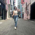 Nathalia Arcuri Instagram - 2023: Um ano pra comemorar o fim das certezas. Imagino você aí, sentada ou sentado diante do celular se perguntando o que há de bonito na desconstrução de algo tão vital e profundo quanto as nossas certezas. “Mais uma maluquice da Nath” você pode estar pensando. E talvez seja. E se for, prefiro ser louca. Prefiro ser a louca que diante de um cancelamento nas redes escolhe celebrar a coragem de sustentar a própria verdade e ver cair por terra a certeza de que um cancelamento seria o fim. 2023 pra mim foi um ano de comemorar o fim da certeza de que só existe vida se houver uma visão clara de futuro. Foi um ano de mais uma vez colocar o dinheiro no lugar dele, o de servir. Servir ao que realmente nos faz felizes e nos mantém vivos. Foi um ano de celebrar o suficiente e de entender quando já se está satisfeita. Foi um ano de chutar o balde da certeza da vida conhecida e partir rumo a uma vida absolutamente nova. Foi um ano de despertar e entender que ser uma pessoa boa é uma coisa, ser trouxa é outra e que nem todo mundo que diz ser bom é bom de verdade. Foi um ano de perder a ingenuidade e crescer a partir disso. Eu sou grata a cada desafio que se colocou diante de mim em 2023 e principalmente às pessoas que se apresentaram junto a eles e me ofereceram abrigo num abraço, amor na palavra, empatia no olhar. Eu sairei de 2023 com a certeza de que renasci dentro dele e reconstruí a minha maneira de ver as pessoas mais próximas - e as mais distantes também. A minha vida é uma vida de serviço. Eu celebro hoje a manutenção do desejo de colaborar com a transformação financeira de cada pessoa que esteja passando por dificuldade ou que esteja perdida sem saber como crescer financeiramente. Eu só não sabia que esse caminho poderia ser muito mais leve e divertido. Que nesse último dia de 2023 você seja capaz de celebrar as pequenas grandes vitórias, mesmo que seja ter sobrevivido a esse ano. A gente da pouco valor a grandes feitos e espero que você consiga olhar pra 2024 sabendo da força gigante que você tem pra fazer o que a vida te pedir (ou exigir) pra fazer. A gente se vê lá 😘