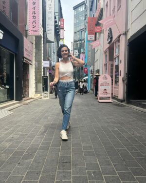 Nathalia Arcuri Instagram - 2023: Um ano pra comemorar o fim das certezas. 

Imagino você aí, sentada ou sentado diante do celular se perguntando o que há de bonito na desconstrução de algo tão vital e profundo quanto as nossas certezas. 
“Mais uma maluquice da Nath” você pode estar pensando. E talvez seja. E se for, prefiro ser louca. 
Prefiro ser a louca que diante de um cancelamento nas redes escolhe celebrar a coragem de sustentar a própria verdade e ver cair por terra a certeza de que um cancelamento seria o fim. 

2023 pra mim foi um ano de comemorar o fim da certeza de que só existe vida se houver uma visão clara de futuro. 

Foi um ano de mais uma vez colocar o dinheiro no lugar dele, o de servir. Servir ao que realmente nos faz felizes e nos mantém vivos. 

Foi um ano de celebrar o suficiente e de entender quando já se está satisfeita. 

Foi um ano de chutar o balde da certeza da vida conhecida e partir rumo a uma vida absolutamente nova. 

Foi um ano de despertar e entender que ser uma pessoa boa é uma coisa, ser trouxa é outra e que nem todo mundo que diz ser bom é bom de verdade. Foi um ano de perder a ingenuidade e crescer a partir disso. 

Eu sou grata a cada desafio que se colocou diante de mim em 2023 e principalmente às pessoas que se apresentaram junto a eles e me ofereceram abrigo num abraço, amor na palavra, empatia no olhar. 

Eu sairei de 2023 com a certeza de que renasci dentro dele e reconstruí a minha maneira de ver as pessoas mais próximas - e as mais distantes também. 

A minha vida é uma vida de serviço. Eu celebro hoje a manutenção do desejo de colaborar com a transformação financeira de cada pessoa que esteja passando por dificuldade ou que esteja perdida sem saber como crescer financeiramente. Eu só não sabia que esse caminho poderia ser muito mais leve e divertido. 

Que nesse último dia de 2023 você seja capaz de celebrar as pequenas grandes vitórias, mesmo que seja ter sobrevivido a esse ano. A gente da pouco valor a grandes feitos e espero que você consiga olhar pra 2024 sabendo da força gigante que você tem pra fazer o que a vida te pedir (ou exigir) pra fazer. 

A gente se vê lá 😘