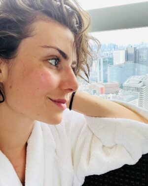 Nathalia Arcuri Instagram - 2023: Um ano pra comemorar o fim das certezas. 

Imagino você aí, sentada ou sentado diante do celular se perguntando o que há de bonito na desconstrução de algo tão vital e profundo quanto as nossas certezas. 
“Mais uma maluquice da Nath” você pode estar pensando. E talvez seja. E se for, prefiro ser louca. 
Prefiro ser a louca que diante de um cancelamento nas redes escolhe celebrar a coragem de sustentar a própria verdade e ver cair por terra a certeza de que um cancelamento seria o fim. 

2023 pra mim foi um ano de comemorar o fim da certeza de que só existe vida se houver uma visão clara de futuro. 

Foi um ano de mais uma vez colocar o dinheiro no lugar dele, o de servir. Servir ao que realmente nos faz felizes e nos mantém vivos. 

Foi um ano de celebrar o suficiente e de entender quando já se está satisfeita. 

Foi um ano de chutar o balde da certeza da vida conhecida e partir rumo a uma vida absolutamente nova. 

Foi um ano de despertar e entender que ser uma pessoa boa é uma coisa, ser trouxa é outra e que nem todo mundo que diz ser bom é bom de verdade. Foi um ano de perder a ingenuidade e crescer a partir disso. 

Eu sou grata a cada desafio que se colocou diante de mim em 2023 e principalmente às pessoas que se apresentaram junto a eles e me ofereceram abrigo num abraço, amor na palavra, empatia no olhar. 

Eu sairei de 2023 com a certeza de que renasci dentro dele e reconstruí a minha maneira de ver as pessoas mais próximas - e as mais distantes também. 

A minha vida é uma vida de serviço. Eu celebro hoje a manutenção do desejo de colaborar com a transformação financeira de cada pessoa que esteja passando por dificuldade ou que esteja perdida sem saber como crescer financeiramente. Eu só não sabia que esse caminho poderia ser muito mais leve e divertido. 

Que nesse último dia de 2023 você seja capaz de celebrar as pequenas grandes vitórias, mesmo que seja ter sobrevivido a esse ano. A gente da pouco valor a grandes feitos e espero que você consiga olhar pra 2024 sabendo da força gigante que você tem pra fazer o que a vida te pedir (ou exigir) pra fazer. 

A gente se vê lá 😘