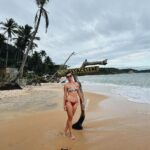 Nathalia Arcuri Instagram - Quando a gente viaja sozinha coisas bem curiosas e poderosas acontecem: 1- Você descobre que é bem mais interessante e divertido do que imaginava. 2- Com planejamento e preparação adequados os perrengues que poderiam te colocar em risco diminuem drasticamente. 3- Mais gente se preocupa com você do que você era capaz de supor e te mandam mensagens do tipo “viajar sozinha é muito corajoso, parabéns” ou “cuidado com a sua bebida”. 4- Você passa a questionar se a coragem que as pessoas dizem que você tem é pelo fato de correr riscos e não ter com quem contar ou se é a sua capacidade de estar na solitude e estar bem com isso 5-Os problemas vão te acompanhar pra onde você for e cabe a você decidir como vai lidar com eles. 6- A vida se encarrega de colocar pessoas incríveis no seu caminho ao longo da jornada. Fiz amigos de verdade em menos de dois dias, me diverti sozinha, acompanhada e me maravilhei com a natureza que é onde mora a minha companhia de vida. Último dia em Caraíva e já quero voltar. ❤️