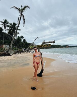 Nathalia Arcuri Instagram - Quando a gente viaja sozinha coisas bem curiosas e poderosas acontecem: 
1- Você descobre que é bem mais interessante e divertido do que imaginava. 
2- Com planejamento e preparação adequados os perrengues que poderiam te colocar em risco diminuem drasticamente. 
3- Mais gente se preocupa com você do que você era capaz de supor e te mandam mensagens do tipo “viajar sozinha é muito corajoso, parabéns” ou “cuidado com a sua bebida”. 
4- Você passa a questionar se a coragem que as pessoas dizem que você tem é pelo fato de correr riscos e não ter com quem contar ou se é a sua capacidade de estar na solitude e estar bem com isso
5-Os problemas vão te acompanhar pra onde você for e cabe a você decidir como vai lidar com eles. 
6- A vida se encarrega de colocar pessoas incríveis no seu caminho ao longo da jornada. Fiz amigos de verdade em menos de dois dias, me diverti sozinha, acompanhada e me maravilhei com a natureza que é onde mora a minha companhia de vida. 

Último dia em Caraíva e já quero voltar. ❤️