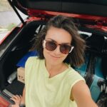 Nathalia Arcuri Instagram - Eu, meus podcasts, meu carro fiel escudeiro e Deus. Cheguei à Bahia pela BR 101 e fui direto à Caraíva por uma estradinha de areia bem esburacada que me fez pedir desculpas à Robotinika várias vezes. Robotinika é o apelido do carro, em homenagem ao Robô gigante do fim de fases do Sonic, Robotnik, que também é meio vermelho metalizado. Minha mãe ganhou o Mega Drive 2 em um bingo quando eu era pequena e me lembro até hoje a rivalidade em casa pra ver quem ia zerar o único jogo que veio junto: Sonic 2. Minha irmã mais velha, a Alê foi a primeira. Naquela época não tinha essa de voltar de onde morreu. Tinha que jogar tudo de novo, passar pelas mesmas fases e cometer zero erros pra poder chegar de novo do ponto de onde parou. De certa forma essa viagem representa um recomeço de jogo. A estrada te impõe respeito e não há margem para falhas. A preparação do carro, do corpo e da mente são fundamentais para apreciar o jogo de imagens e cenários que se projetam momento após momento diante de nós. Que privilégio poder compartilhar essa aventura aqui com tanta gente torcendo e se inspirando. Até mesmo os preocupados começaram a curtir kkkk e quem sabe um dia embarcarão na estrada comigo também. Não prometo postagens pelos próximos dias. A vida me espera. ❤️
