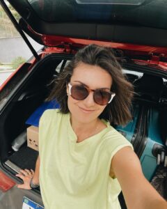 Nathalia Arcuri Instagram - Eu, meus podcasts, meu carro fiel escudeiro e Deus. Cheguei à Bahia pela BR 101 e fui direto à Caraíva por uma estradinha de areia bem esburacada que me fez pedir desculpas à Robotinika várias vezes. Robotinika é o apelido do carro, em homenagem ao Robô gigante do fim de fases do Sonic, Robotnik, que também é meio vermelho metalizado. Minha mãe ganhou o Mega Drive 2 em um bingo quando eu era pequena e me lembro até hoje a rivalidade em casa pra ver quem ia zerar o único jogo que veio junto: Sonic 2. Minha irmã mais velha, a Alê foi a primeira. Naquela época não tinha essa de voltar de onde morreu. Tinha que jogar tudo de novo, passar pelas mesmas fases e cometer zero erros pra poder chegar de novo do ponto de onde parou. De certa forma essa viagem representa um recomeço de jogo. A estrada te impõe respeito e não há margem para falhas. A preparação do carro, do corpo e da mente são fundamentais para apreciar o jogo de imagens e cenários que se projetam momento após momento diante de nós. Que privilégio poder compartilhar essa aventura aqui com tanta gente torcendo e se inspirando. Até mesmo os preocupados começaram a curtir kkkk e quem sabe um dia embarcarão na estrada comigo também. Não prometo postagens pelos próximos dias. A vida me espera. ❤️
