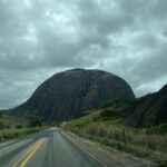 Nathalia Arcuri Instagram - Eu, meus podcasts, meu carro fiel escudeiro e Deus. Cheguei à Bahia pela BR 101 e fui direto à Caraíva por uma estradinha de areia bem esburacada que me fez pedir desculpas à Robotinika várias vezes. Robotinika é o apelido do carro, em homenagem ao Robô gigante do fim de fases do Sonic, Robotnik, que também é meio vermelho metalizado. Minha mãe ganhou o Mega Drive 2 em um bingo quando eu era pequena e me lembro até hoje a rivalidade em casa pra ver quem ia zerar o único jogo que veio junto: Sonic 2. Minha irmã mais velha, a Alê foi a primeira. Naquela época não tinha essa de voltar de onde morreu. Tinha que jogar tudo de novo, passar pelas mesmas fases e cometer zero erros pra poder chegar de novo do ponto de onde parou. De certa forma essa viagem representa um recomeço de jogo. A estrada te impõe respeito e não há margem para falhas. A preparação do carro, do corpo e da mente são fundamentais para apreciar o jogo de imagens e cenários que se projetam momento após momento diante de nós. Que privilégio poder compartilhar essa aventura aqui com tanta gente torcendo e se inspirando. Até mesmo os preocupados começaram a curtir kkkk e quem sabe um dia embarcarão na estrada comigo também. Não prometo postagens pelos próximos dias. A vida me espera. ❤️